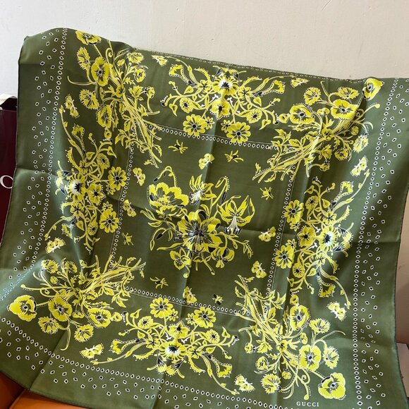 Luxury Gucci Foulard with Interlocking G Pattern - Picture 2 of 9